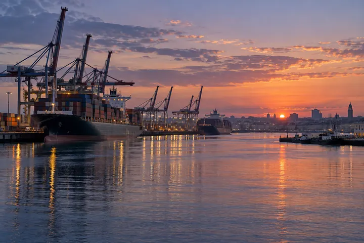 Puerto de Montevideo al amanecer con grúas y barcos
