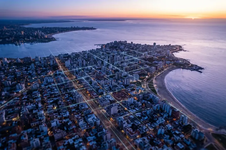 Vista aérea de Montevideo al amanecer junto al río