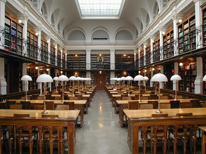 Sala de lectura de una biblioteca universitaria