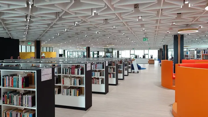 Sala de lectura de una biblioteca universitaria