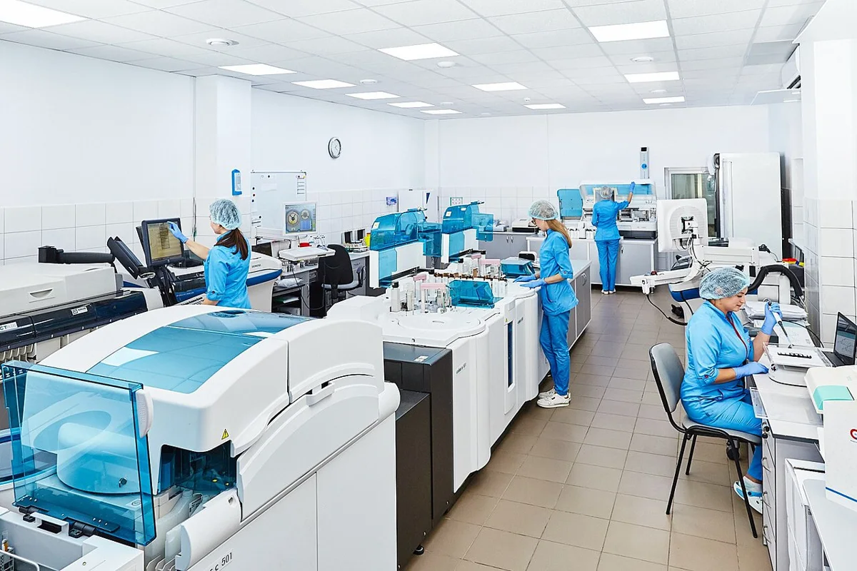 Investigación científica en un laboratorio