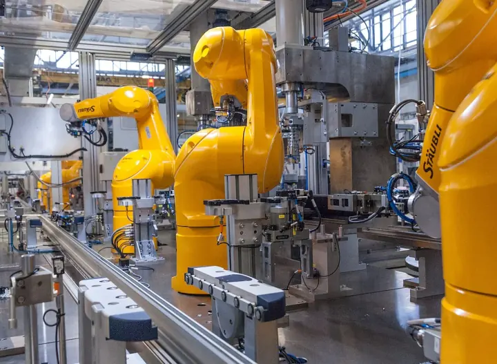 Robots industriales en una línea de producción