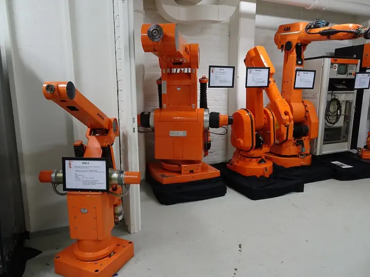 Robots industriales en una línea de producción