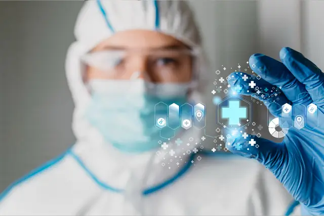 Profesional con traje de protección, mascarilla y guantes azules sostiene frente a la cámara un símbolo médico luminoso rodeado de íconos.
