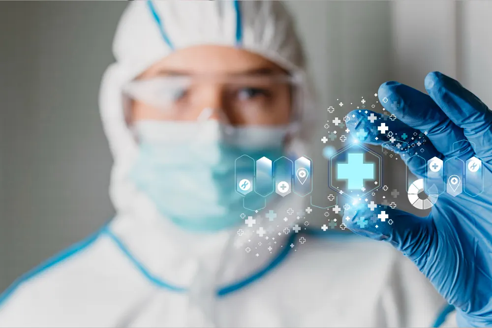 Profesional con traje de protección, mascarilla y guantes azules sostiene frente a la cámara un símbolo médico luminoso rodeado de íconos.
