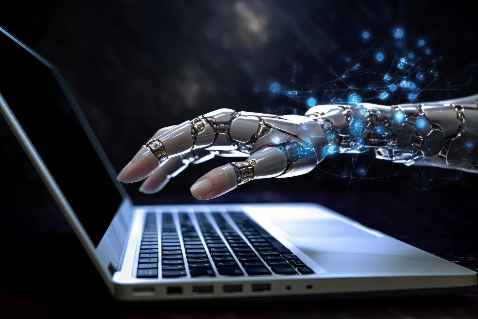 Mano robótica metálica extendida hacia el teclado de una laptop, con destellos azules, como símbolo de la IA creativa.