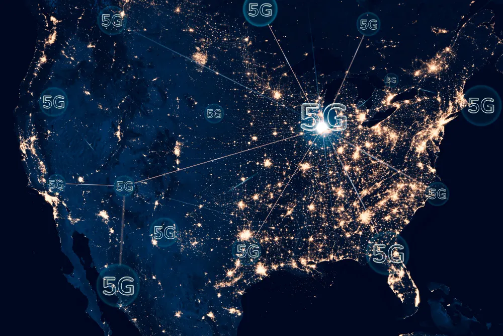 Mapa nocturno de Estados Unidos con luces de ciudades y nodos 5G unidos por líneas, como una red de conexiones.