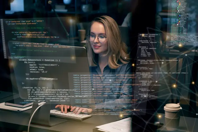 Una desarrolladora con anteojos sonríe frente a una pantalla con código, rodeada de líneas de programación y puntos conectados en superposición.