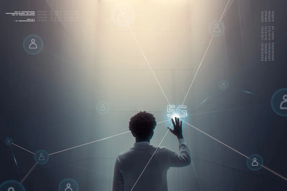 Persona de espaldas que toca con la mano un nodo luminoso con la etiqueta 5G, entre líneas de red e iconos de usuarios