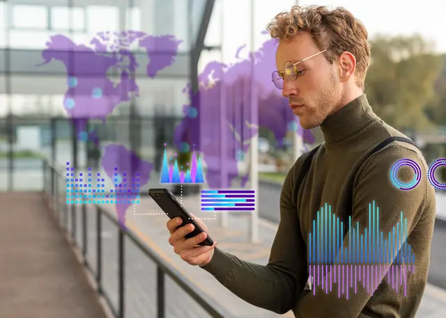 Hombre con gafas que mira su teléfono mientras sobre la imagen se superponen mapas del mundo y gráficos de datos en tonos violeta