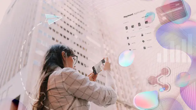 Mujer con gafas fotografía con su teléfono un edificio alto, con iconos de pago e interfaces digitales superpuestos en tonos rosados
