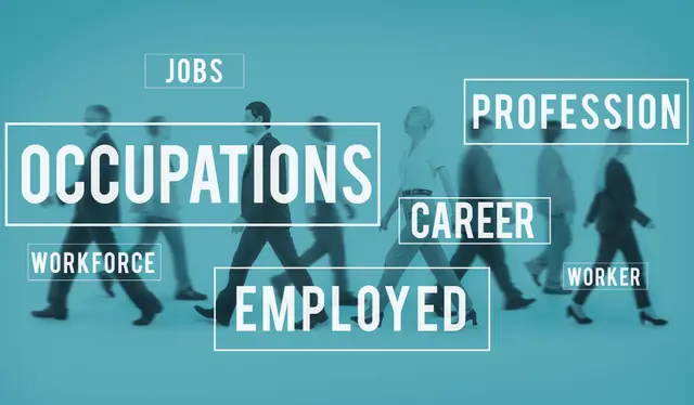 Personas caminando, difuminadas, sobre un fondo azul turquesa con palabras como jobs, occupations, profession, career y workforce