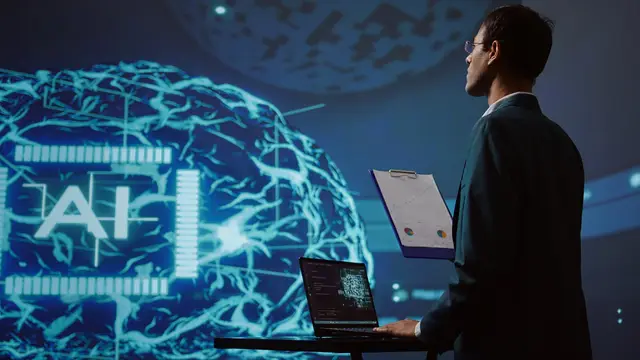 Hombre de traje con una laptop y una carpeta mira un enorme cerebro luminoso con las letras AI proyectado en una pantalla