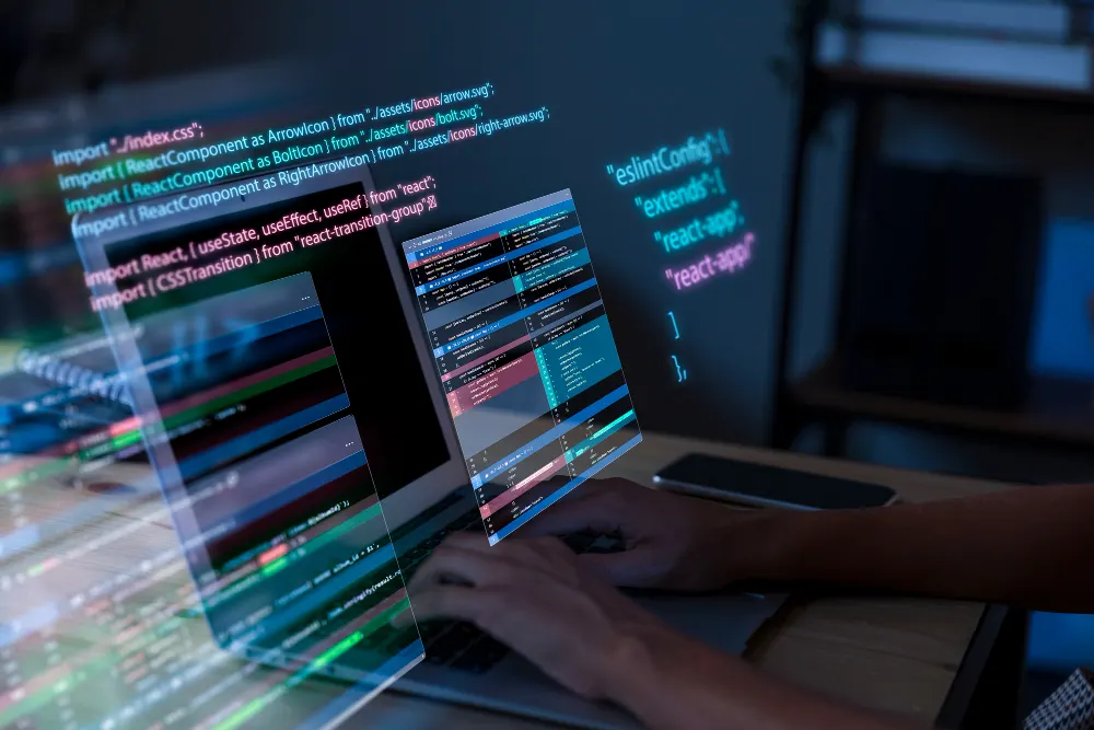 Manos que teclean en una laptop mientras líneas de código de colores se superponen a la pantalla, imagen del trabajo de desarrollo de software