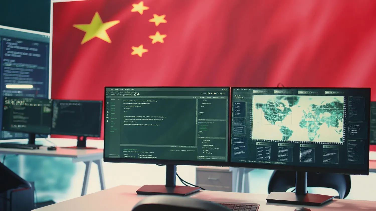 Bandera de China detrás de dos monitores con código y un mapa, en un escritorio de trabajo