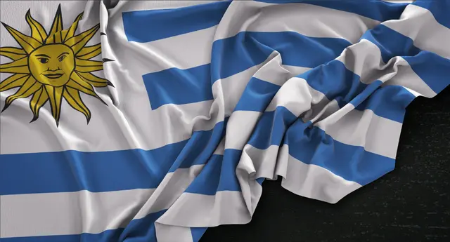 Bandera de Uruguay con el sol de mayo, ondulada y en primer plano