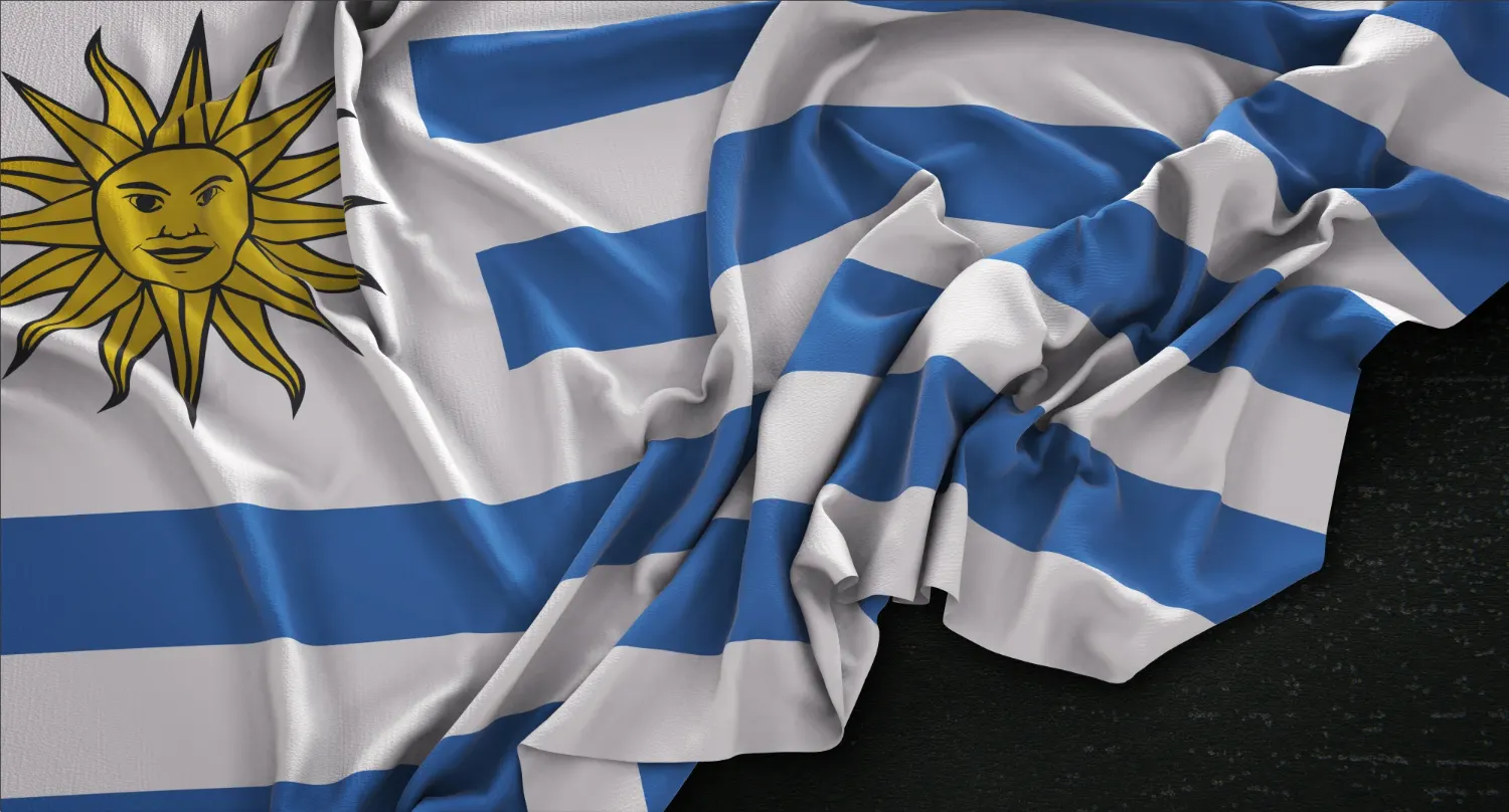 Bandera de Uruguay con el sol de mayo, ondulada y en primer plano